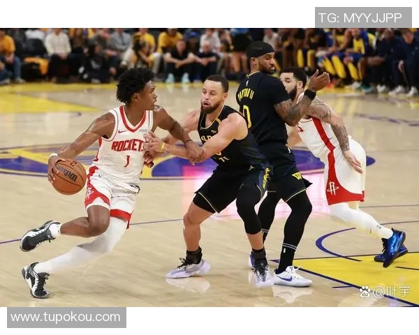 勇士与火箭激战5月27日NBA季后赛精彩对决引发球迷热议 勇士与火箭激战5月27日NBA季后赛精彩对决引发球迷热议